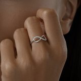 Кольцо бесконечность из серебра с фианитами из серебро — вид 3