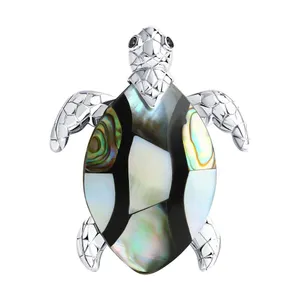 Брошь из серебра с перламутром и фианитами