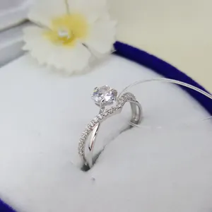 Кольцо из серебра с фианитами