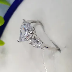 Кольцо из серебра с крупными фианитами