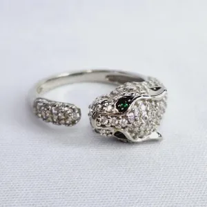 Кольцо из серебра с фианитами