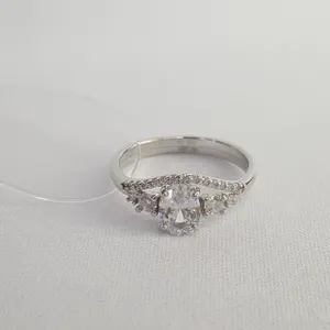 Кольцо из серебра с фианитами