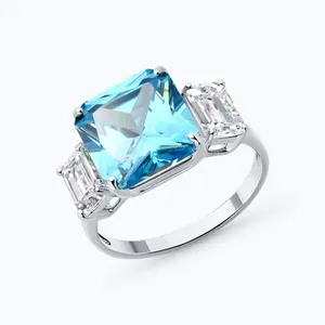 Кольцо из серебра с фианитами