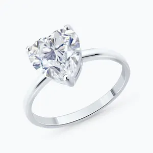 Кольцо из серебра с фианитом