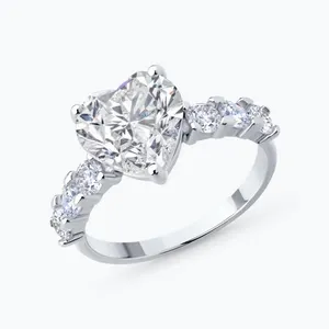 Кольцо из серебра с фианитами