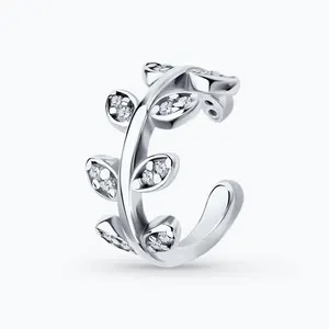 Серьга из серебра с фианитами