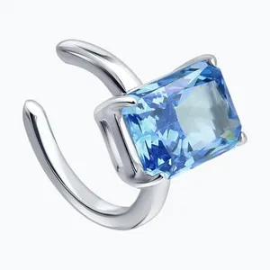 Серьга из серебра с фианитом