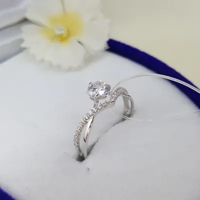 Кольцо из серебра с фианитами из серебро