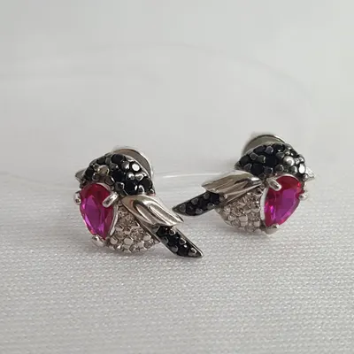 Серьги из серебра с бесцветными, красными и чёрными фианитами из серебро