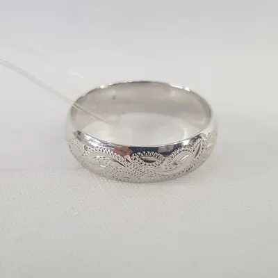 Обручальное кольцо из серебра с гравировкой из серебро